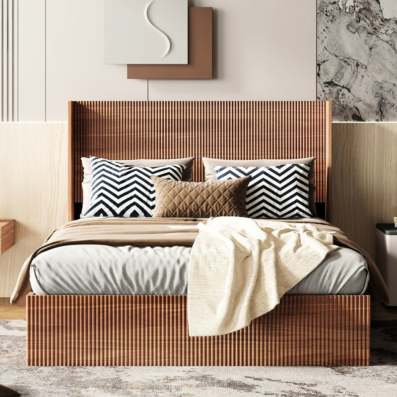 Structure de grand lit avec rangement relevable, bois de pin brun, tête de lit exquise à grain surélevé, connexion en acier inoxydable, peu encombrant dans la chambre à coucher, conception ondulée chic et spacieuse, convient aux petits