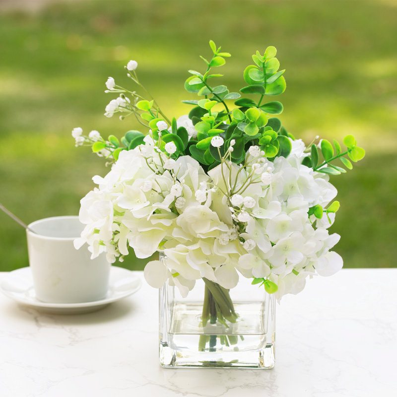Arrangements floraux mixtes dans un vase