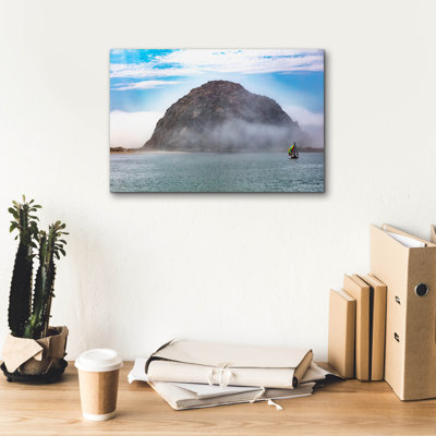  «Morro Rock Sailboat In Fog» par Epic Portfolio, art mural sur toile, 18 po x 12 po