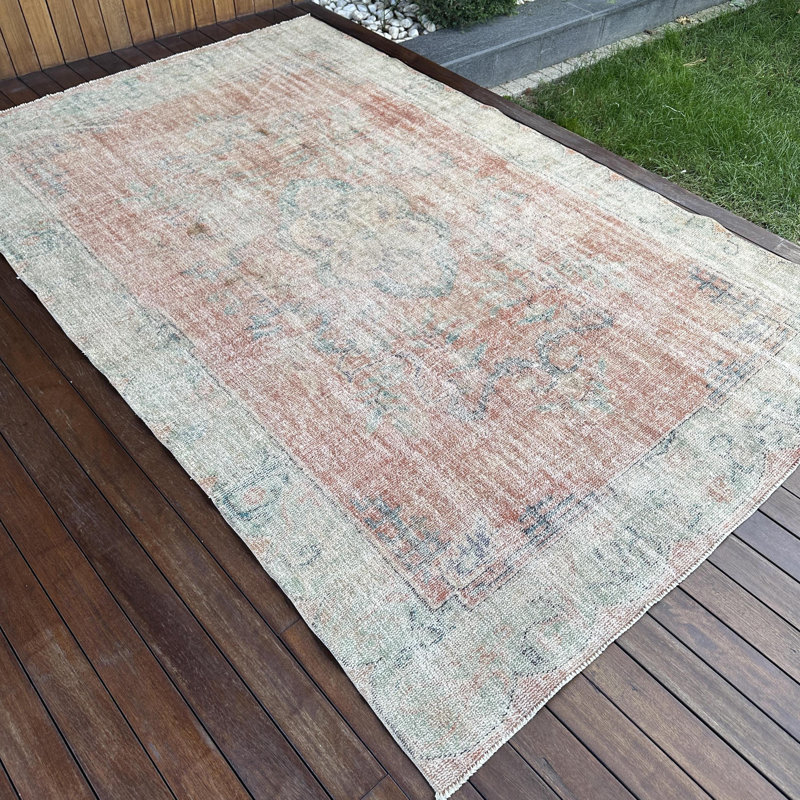 Grand tapis turc antique idéal pour rehausser le décor de votre salon avec sa composition rétro brune