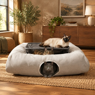 Ce tunnel et hamac XXL à 2 niveaux est fait de lin anti-griffures et convient à tous les chats ; l'ensemble comprend un tunnel d'intérieur en forme de beigne à 4 grottes décrit comme étant en tissu de chanvre de qualité supérieure, ainsi qu'un tapis doux et des jouets.