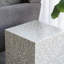 Tabouret d'appoint 14 po x 14 po x 18 po avec finition coquille de Capiz blanc et base piédestal dorée