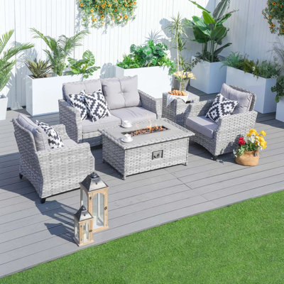 Ensemble de conversation extérieur 4 pièces en rotin PE avec table foyer au gaz carrée, canapé deux places à structure en aluminium et chaises individuelles avec coussins en polyester résistant aux intempéries pour jardin.