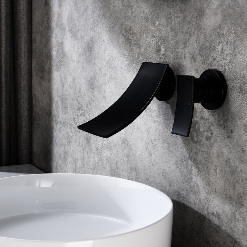 Robinet de salle de bain mural noir mat, laiton fabriqué avec un grand bec en cascade et une valve de contrôle de débit d'eau précise pour une utilisation délicieuse créée large et confortable