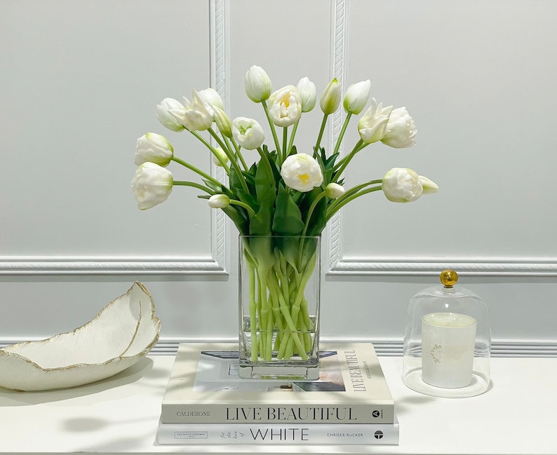 Arrangement floral tulipes dans un vase, Blanc