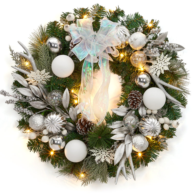 Couronne de Noël artificielle pré-éclairée 24 po avec boules blanches argentées, pommes de pin, ruban