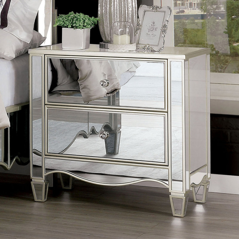 Table de chevet glamour argentée, détails décoratifs et poignées de tiroir pour un décor de chambre à coucher élégant