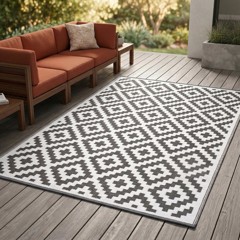 Tapis d'extérieur imperméable en paille recyclée Izna, Rectangle de 5 pi x 8 pi,  Aztec - Grey/White