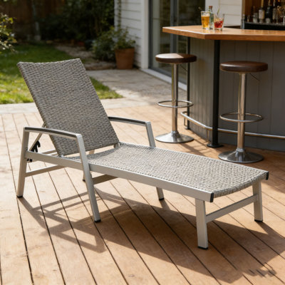 CHAISE LUNGE