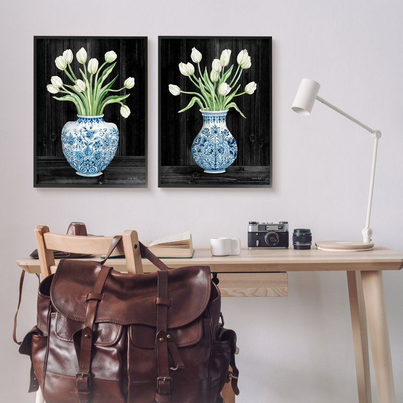 Porcelaine blanche à motif de tulipes blanches Cindy Jacobs, Giclée encadrée noir minuit, H 24 po x l 30 po