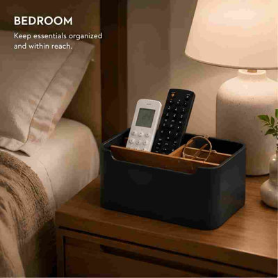 Porte-télécommandes, organisateur de bureau avec séparateurs amovibles, noir | Cet organisateur à 5 compartiments en résine et bois permet de ranger des télécommandes, des stylos, des lunettes et des appareils multimédias sur un bureau, une table basse ou une table de chevet.