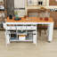 Îlot de cuisine avec table de salle à manger extensible, tablettes ouvertes, 3 tiroirs et prise de courant-344877103