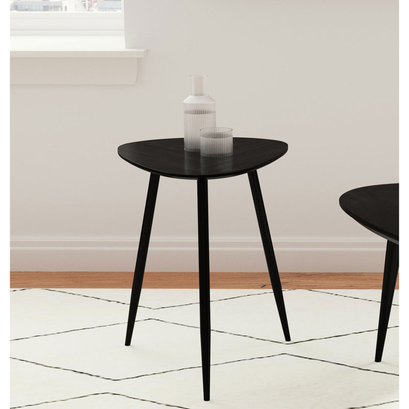 Table d'appoint triangulaire en bois de manguier massif, fini noir, bords arrondis, idéale pour le salon. Table d'appoint moderne en bois, pieds évasés.