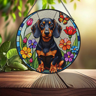 Teckel avec fleurs colorées et panneaux en verre coloré pour décoration de fenêtre