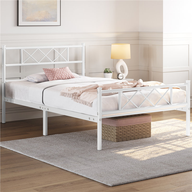 Base de lit plateforme en métal avec tête de lit et pied de lit Brandee, Simple, Argent
