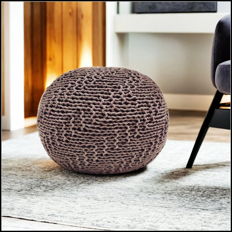 Charmant pouf rond tricoté à la main écologique, parfait pour la maison moderne et l'extérieur, compact et élégant.