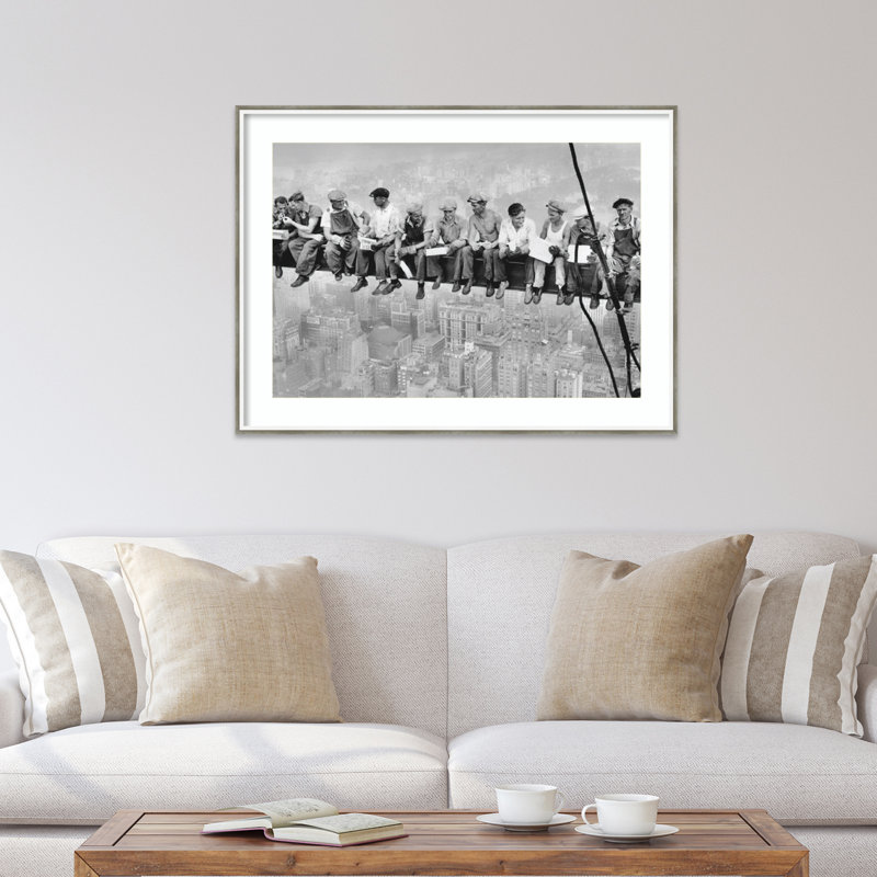 «Déjeuner sur un gratte-ciel» par Charles C. Ebbets - photographie à cadre unique, L 41 po x H 31 po, Blanc