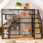 Lit mezzanine double en métal avec escalier de rangement, bureau intégré et tablettes à 3 niveaux | Conception de poste de travail peu encombrante et garde-corps complets