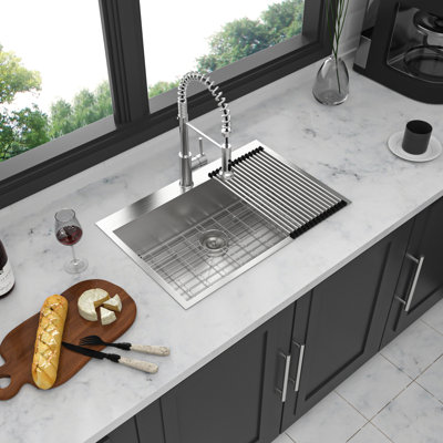 Évier de cuisine encastré à simple cuve de 33 po x 22 po en acier inoxydable de calibre 18, construction T-304, profondeur de 9 po, trous de robinet standard, cinq patins en caoutchouc pour la réduction du bruit, fond en pente douce facile