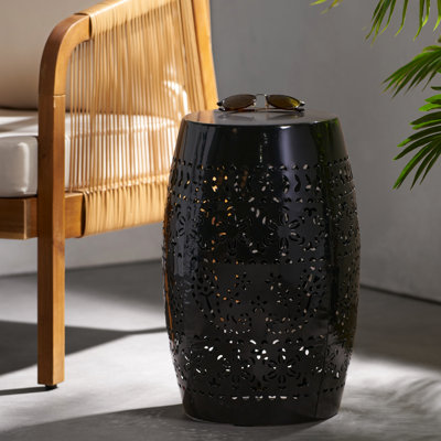 Table d'appoint en métal noir, de forme transitionnelle, sans assemblage, pour une utilisation intérieure et extérieure dans le jardin ou sur le balcon.