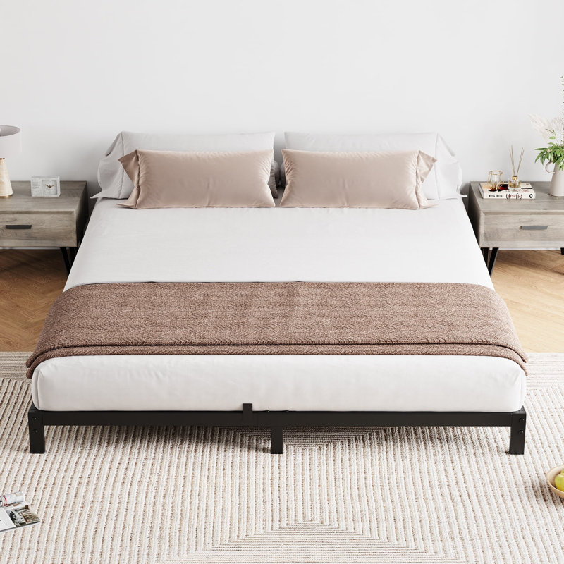 Structure de lit à profil bas en métal de grande taille facile à assembler - base de matelas de 8 pouces supportant les espaces noirs, pour le salon et la chambre d'amis