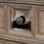 Armoire de chevet de style transitionnel avec 3 tiroirs, bois massif de ton rustique naturel, table de chevet bronze et tiroirs ronds