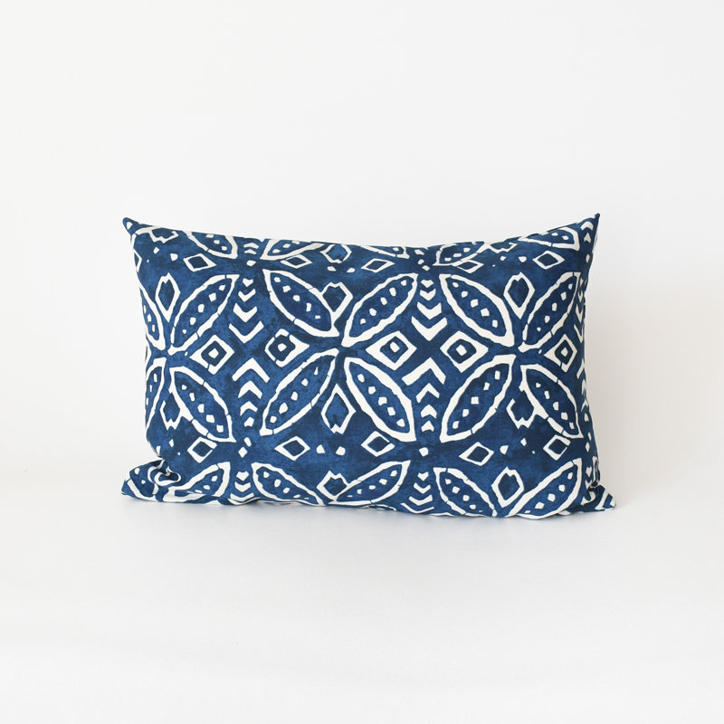 Batik extérieur indigo tropical, Rectangle H 12 po x l 18 po, Housse de coussin seulement - sans coussin