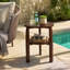 Une table d'appoint ronde en bois massif à double couche avec rangement compartimenté. Convient à une utilisation comme table d'appoint, table de chevet ou objet décoratif dans les salons, les chambres à coucher ou les petits appartements.