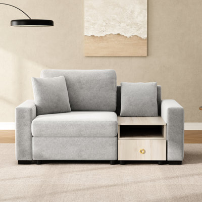 Canapé gris de 160 cm avec accoudoirs de rangement, plusieurs coussins amovibles et console centrale fonctionnelle pour un confort optimal dans le salon. Coussins intégrés rembourrés modernes, table d'îlot en bois.