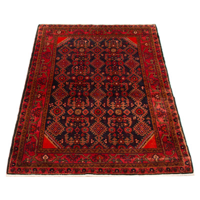 Splendide œuvre qui est tissée avec une réinterprétations des conceptions persanes de village. Le look rétro et vieilli de ce tapis en laine noué à la main se démarque naturellement.