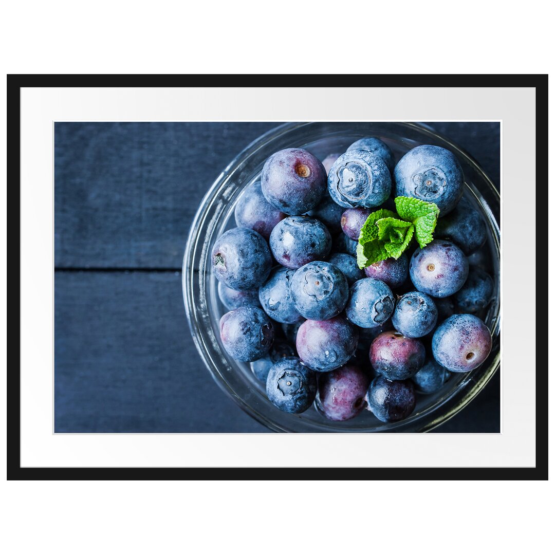 Gerahmtes Poster Glas mit frischen Blaubeeren