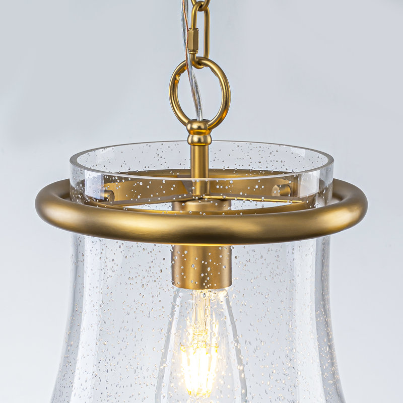 Suspension cloche en laiton mat à une lumière, style ferme vintage, avec abat-jour en cristal clair bullé.