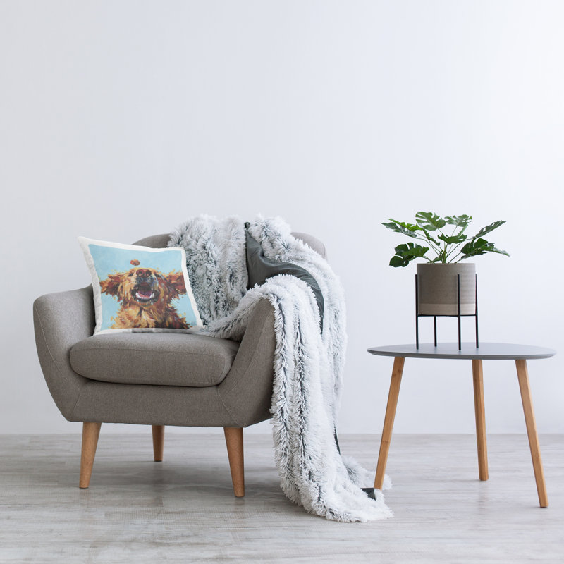 Coussin décoratif à motif de chien en forme de traiter traiter, design par Studio Bautista