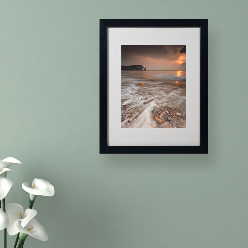 « etretat » par mathieu rivrin,, reproduction de photo encadrée, H 14 po x l 11 po x P 0,5 po