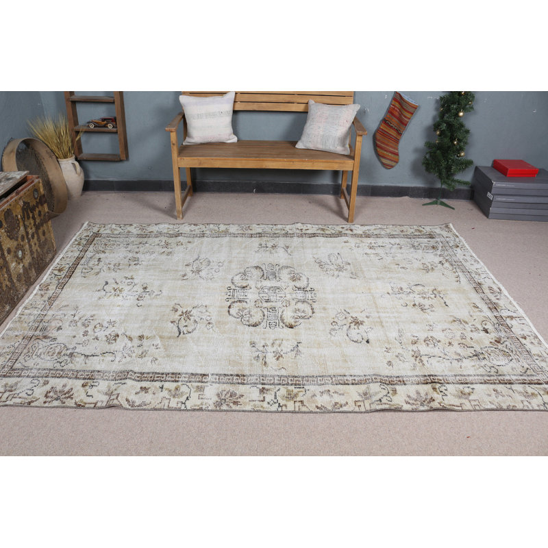 Tapis tissé à la main de style traditionnel avec motif floral beige et brun parfait pour un décor unique