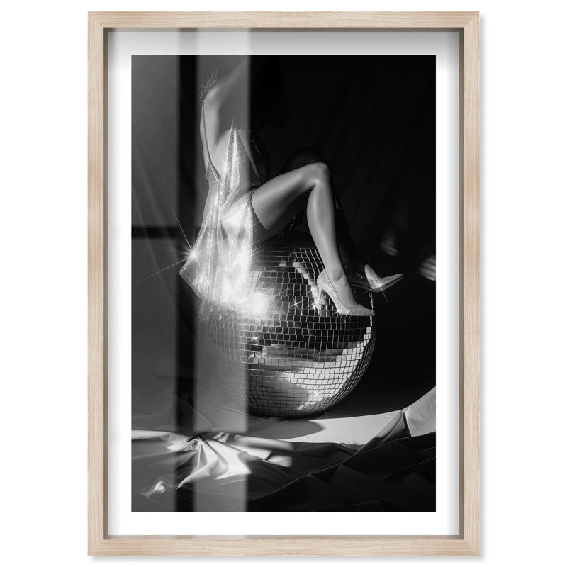 «Disco Ride Shadowbox Print» par Notoriart, H 25 po x l 17 po, Crème, crème