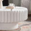 Table basse ronde cannelée blanche: conception de rangement relevable, texture élégante, parfaite pour la vie moderne