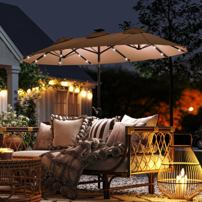Parasol de patio double face Outsunny, grand parasol de marché extérieur de 9,7 pi avec lumière solaire à DEL, inclinable et manivelle, 3 bouches d'aération et 12 nervures pour le jardin, la terrasse, la piscine et le café