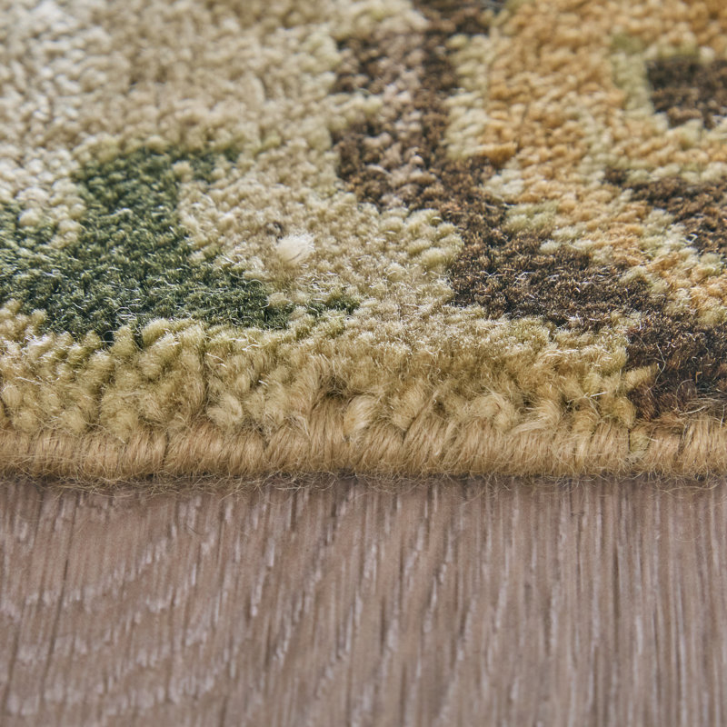 Wool Floral Area Rug in Green, Rectangle 5'6" x 8'6"