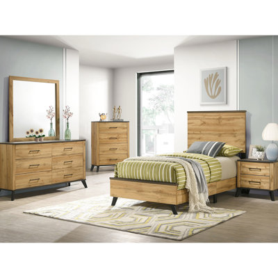 Un lit simple de style Mid-Century moderne en pin naturel, fini brun patiné, ajoute de la grâce à la chambre à coucher avec pin et brun, grain de bois rustique