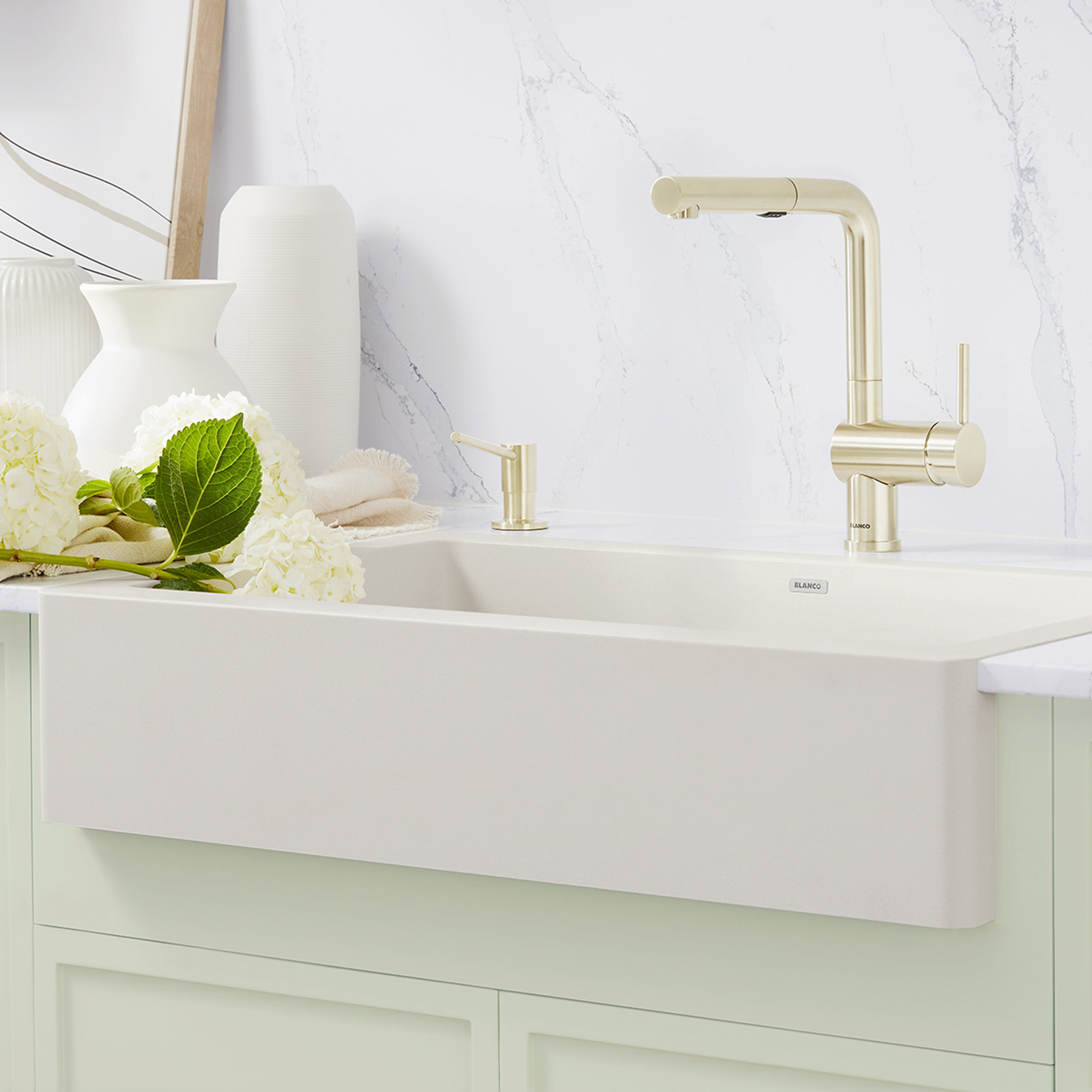 Linus Low Arc Pull-Out Kitchen Faucet, Satin Gold