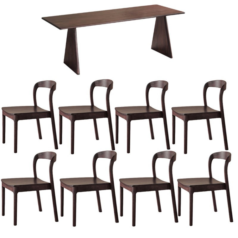 Une table de salle à manger rectangulaire en bois de frêne