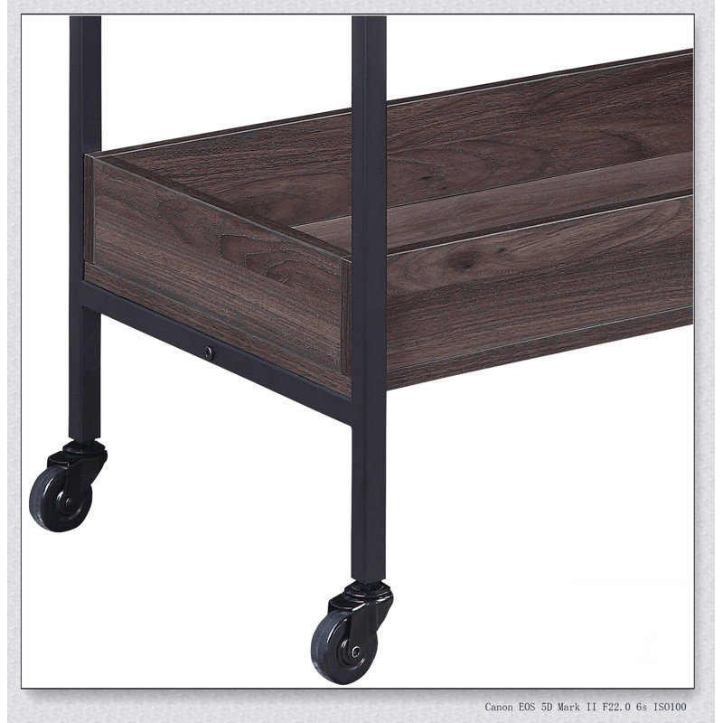 Chariot de service à finition noyer avec tablettes à 2 niveaux et structure en métal Jerrick, parfait pour les cuisines modernes et les espaces de divertissement