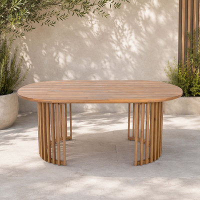 Table de salle à manger ovale d'extérieur en bois d'acacia massif avec finition en teck clair, fabrication de pieds à lattes verticales distinctives, capacité de poids de 500 lb, table de patio à grande échelle pour le jardin, la piscine et la cour