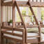 Lit superposé simple au-dessus de grand lit simple avec rangement, garde-corps courbés et tablettes latérales, structure en bois massif, aucun sommier nécessaire (sans matelas)