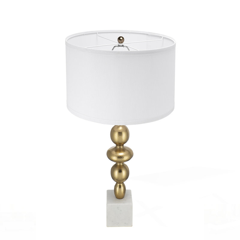 Lampe de table avec un corps rond à quatre niveaux, parfaite pour ajouter de l'élégance et de la chaleur à n'importe quelle pièce