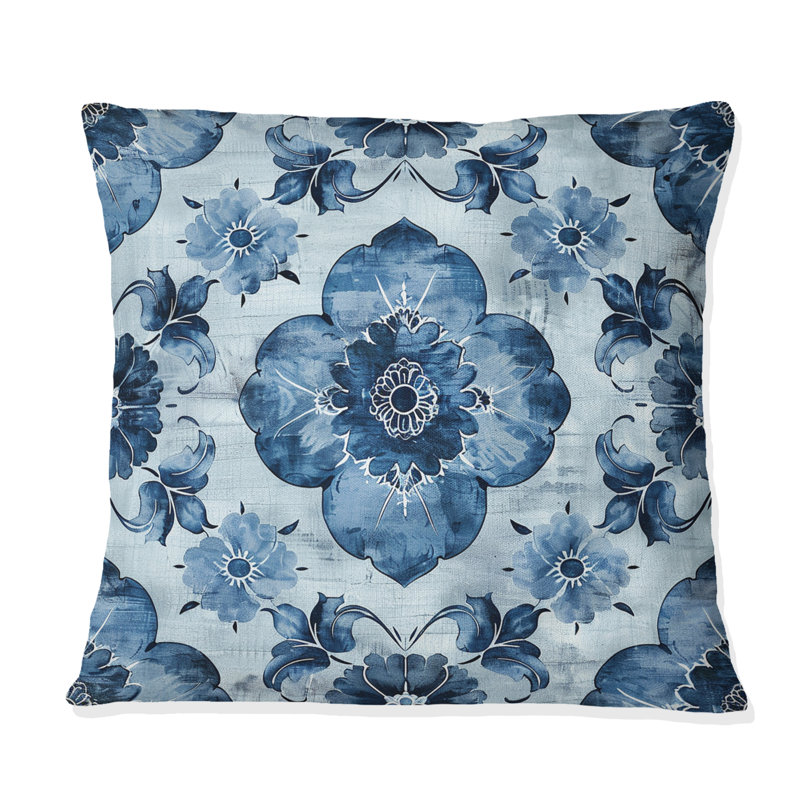 Motif floral bleu bébé rustique I - coussin floral, H 18 po x l 18 po, Carrée