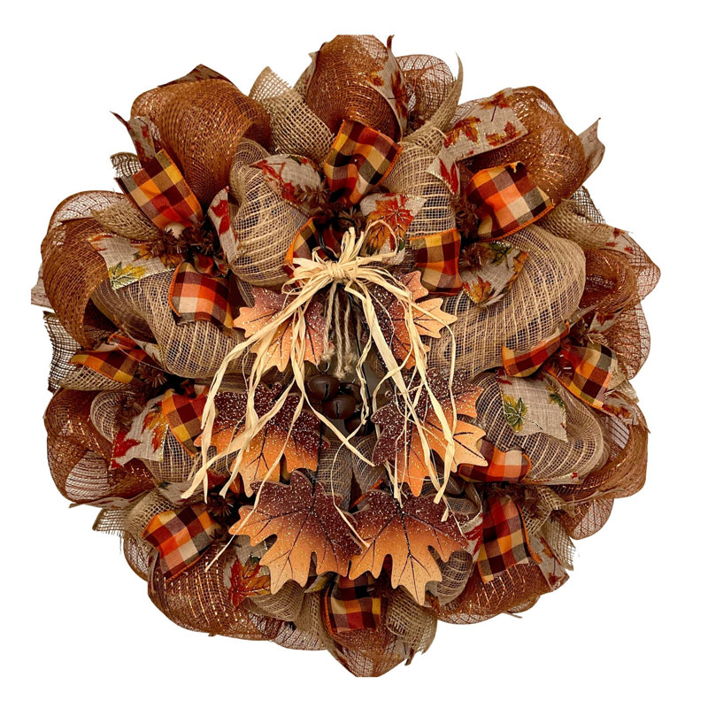 Couronne d'automne suspendue à des feuilles d'érable