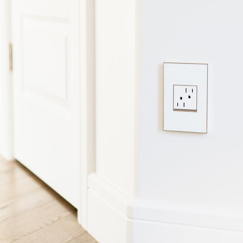 Prise de courant Adore® 15 ampères inviolable, Blanc