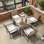 Ensemble de salle à manger de patio en bois d'acacia 5 pièces - Mobilier d'extérieur brun café en rotin avec trou pour parasol, design résistant aux intempéries et ergonomique